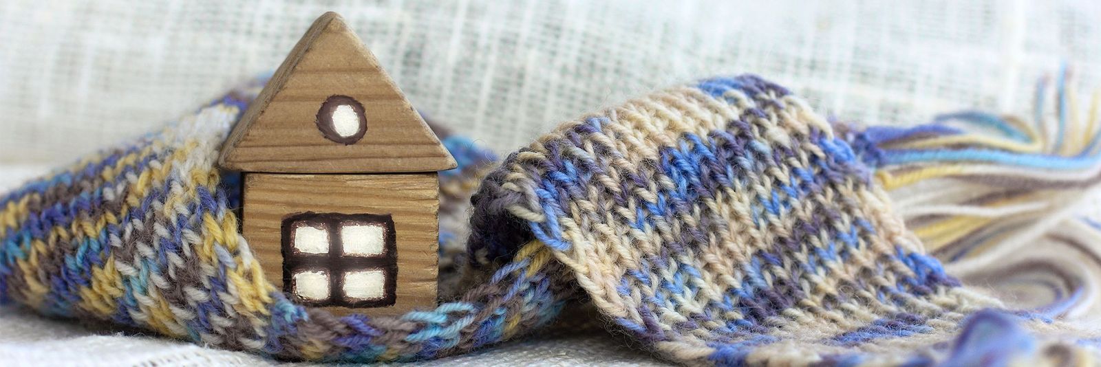 Schal mit kleinem Holzhaus