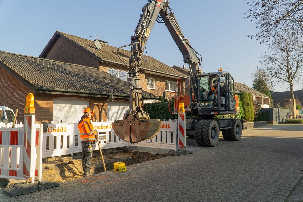 BEWspeed im Bocholter Außenbereich Bauarbeiter mit Bagger