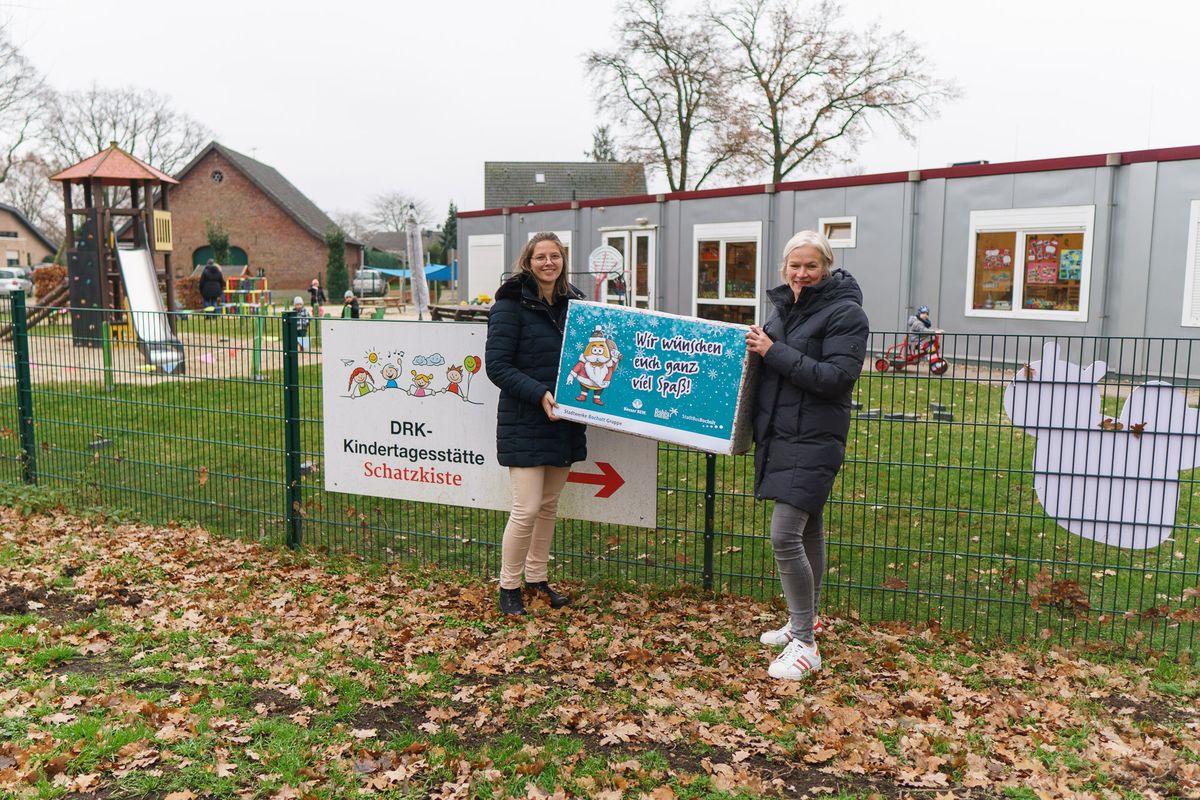 Personen vor Kindergarten