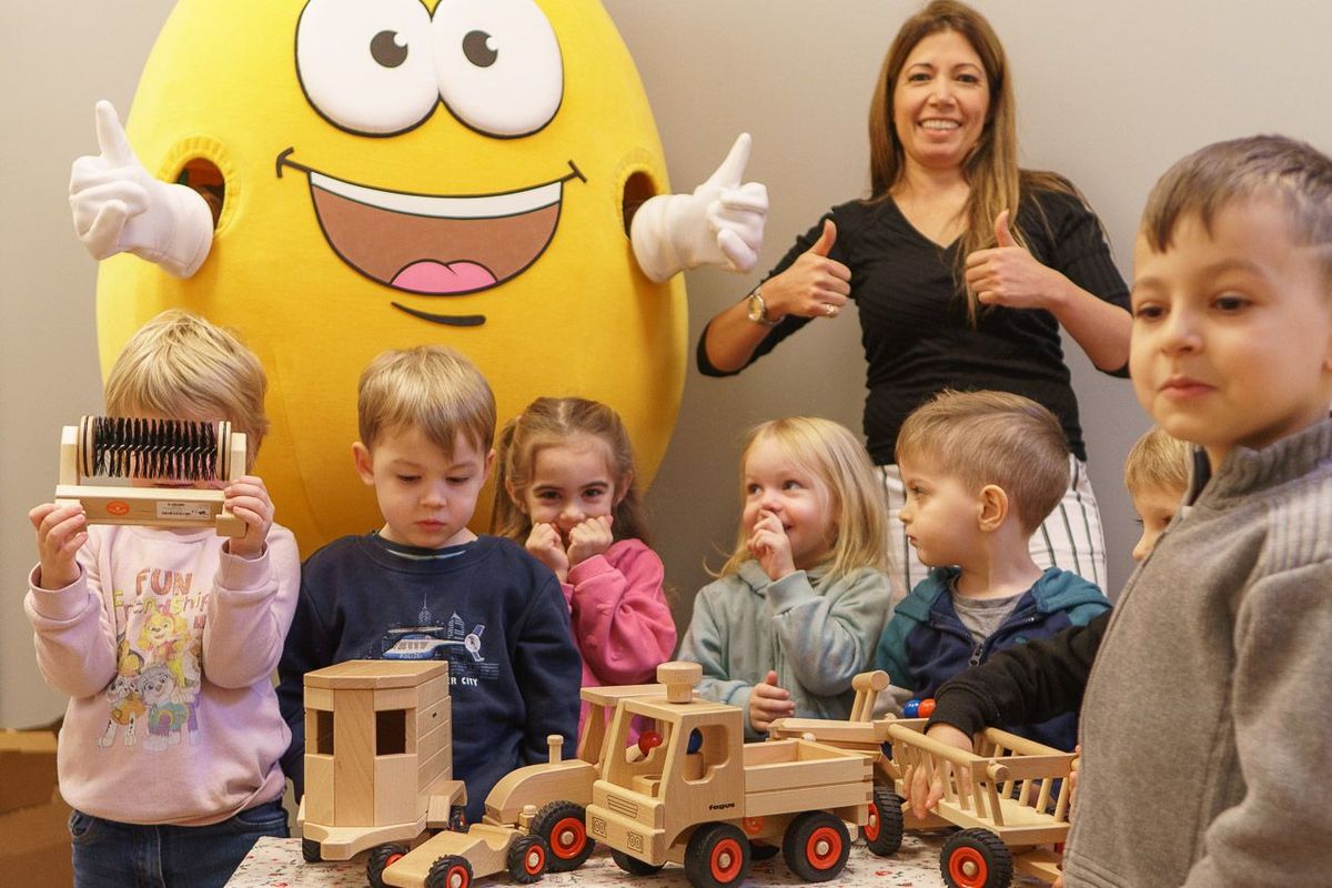 Kindergartenkinder mit Holzspielzeug