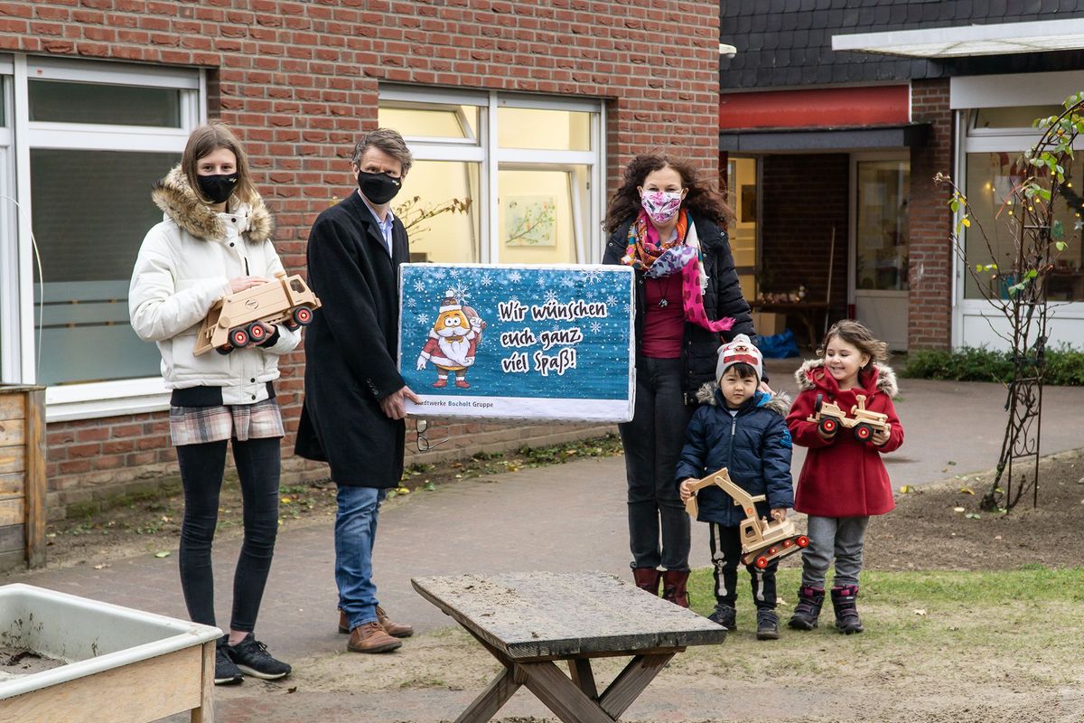 Spendenübergabe an die KiTa Rosengarten in Bocholt Personen vor dem Kindergarten