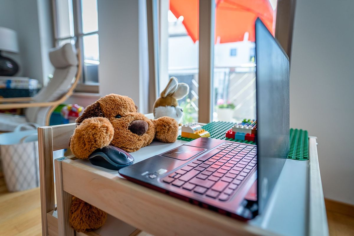 Vorfahrt fürs Homeoffice Laptop mit Kuscheltieren